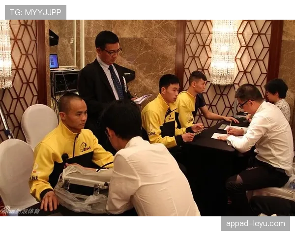 熊朝忠家里摆满冠军腰带，邻居以为开了五金店