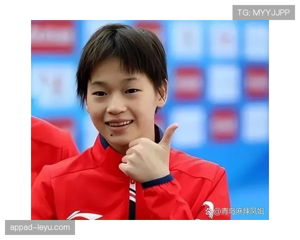 全红婵机场拎着好几个名牌盒子，旁边队友像来凑热闹的普通人